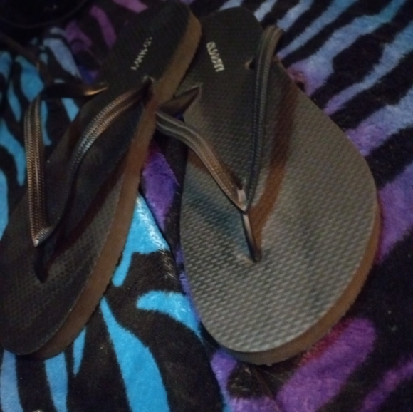 LAST CHANCE SALE ONLY $8 Ladies "Old Navy" Flip Flops (Black) Size Large - Picture 2 of 4